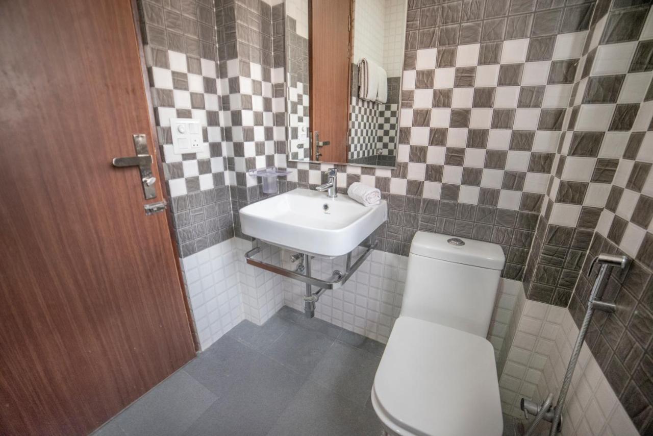 Fabhotel Mannat Residency Sec 52 구르가온 외부 사진