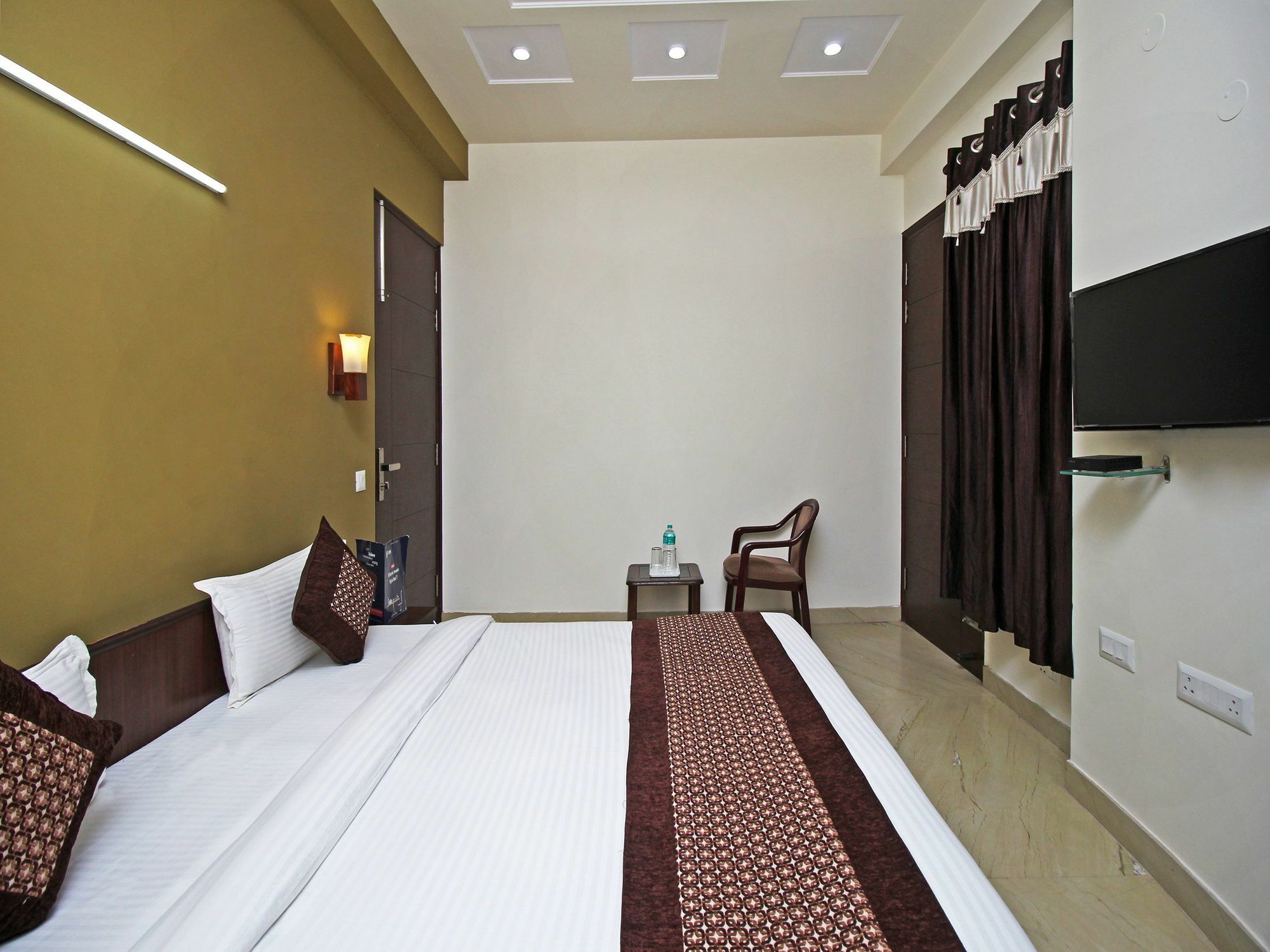 Fabhotel Mannat Residency Sec 52 구르가온 외부 사진